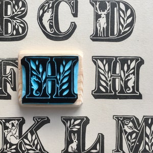 Timbro in gomma con lettera H "H per Hippocampe", lettering, intagliato a mano, montato su legno