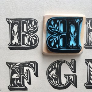B Buchstabenstempel B for Belette, Schriftzug, handgeschnitzt, aus Holz montiert