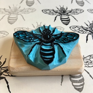 Tampon abeille, gravé à la main, en gomme, monté sur bois