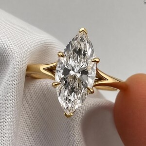Anillo de compromiso con diamantes y moissanita talla marquesa de 3 quilates con engaste tipo tulipán, halo oculto, oro amarillo de 18 quilates, anillo solitario con brazo dividido, regalo para ella.