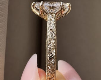 Anillo de compromiso Art Déco artesanal con banda grabada y milgrain, diamante cultivado en laboratorio de talla ovalada y diseño de hielo triturado, engaste tipo tulipán catedral.