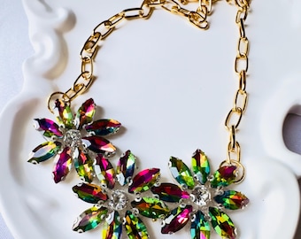 Collar de flores de cristal iridiscente hecho a mano, joyería llamativa chapada en oro, regalo para invitadas a bodas de primavera