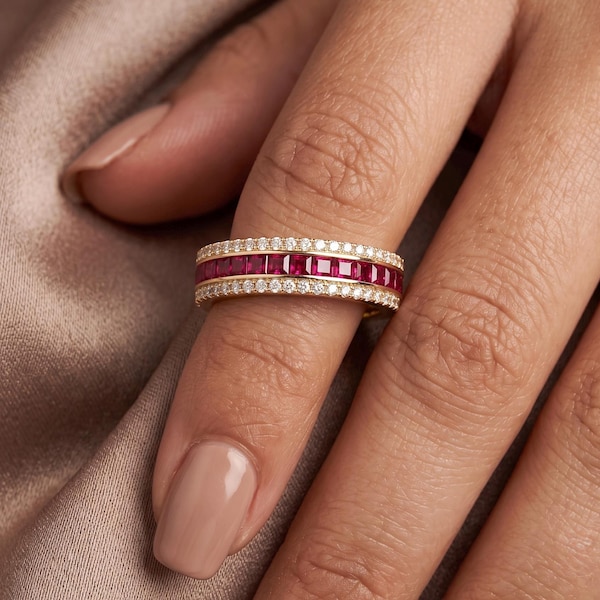Anillo de eternidad con rubí en oro de 14 quilates y piedra preciosa roja de corte princesa.