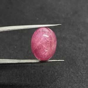 Achat de rubis naturel africain cabochon forme ovale rose clair fabrication de vernis à la main pour bijoux