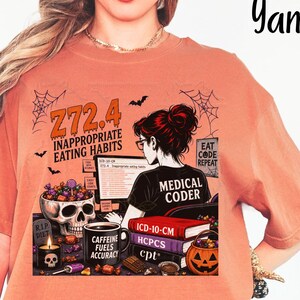 Peut inclure: Un t-shirt couleur igname avec une impression graphique représentant un codeur médical devant un ordinateur. Le motif inclut un crâne, une tasse marquée Caffeine Fuels Accuracy, des livres ICD-10-CM, HCPCS, CPT, une citrouille et le texte Z72.4 Inappropriate Eating Habits.