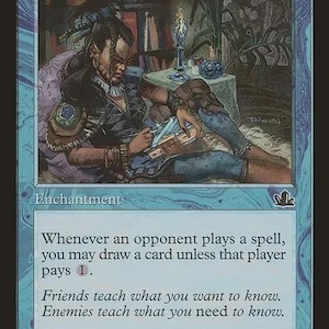 Puede incluir: Una carta coleccionable azul de Magic: The Gathering titulada Rhystic Study. La ilustración muestra a una persona de cabello oscuro sentada en una habitación, escribiendo en un libro. El texto dice: Whenever an opponent plays a spell, you may draw a card unless that player pays 1. Friends teach what you want to know. Enemies teach what you need to know.