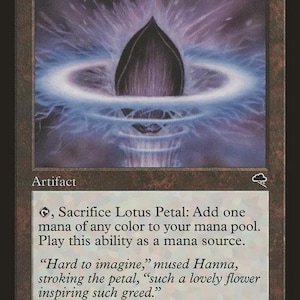 Könnte beinhalten: Eine Sammelkarte mit dem Titel Lotus Petal, die eine dunkelviolette Blütenknospe zeigt, umgeben von einem leuchtend weißen Energiering. Der Kartentext enthält den Namen, den Artefakt-Typ, die Fähigkeitsbeschreibung und ein Zitat von Hanna, datiert 1997.