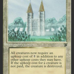 Op de afbeelding: Een rechthoekige ruilkaart getiteld The Tabernacle at Pendrell Vale. Het bovenste gedeelte bevat een illustratie van een stenen gebouw met twee torens tussen bomen. Het onderste gedeelte bevat de tekst Legendary Land en de spelregels.