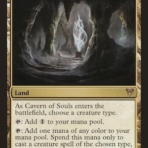 Puede incluir: Una carta coleccionable Cavern of Souls con una ilustración de una cueva oscura y una llama blanca fantasmal. El texto dice: As Cavern of Souls enters the battlefield, choose a creature type. Tap: Add 1 to your mana pool. Tap: Add one mana of any color to your mana pool. Spend this mana only to cast a creature spell of the chosen type, and that spell can't be countered.