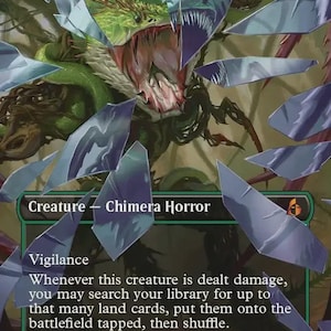 Peut inclure: Une carte à collectionner Hexhaven Invigorator représentant une créature Chimera Horror verte à la gueule béante, entourée d'éclats de verre brisé. Le texte indique Vigilance et une capacité spéciale, avec une puissance de 6/6.