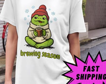 Koszulka Brewing Season Coffee Frog, zabawna, wygodna koszulka unisex, koszulka z humorem Unhinged Frog