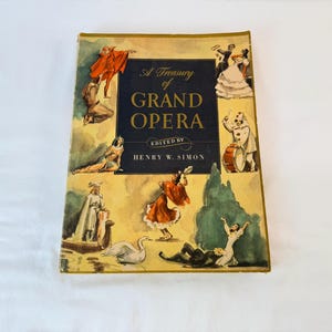 Puede incluir: Un libro antiguo titulado "A Treasury of Grand Opera" editado por Henry W. Simon. La portada presenta ilustraciones de escenas de ópera en varios colores, incluyendo rojo, blanco y dorado. El libro tiene un borde dorado.