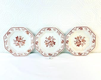 Platos de postre antiguos de loza, platos de loza decorada con motivos florales en color marrón.