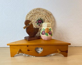 Cottagecore Starter-Set - Herzregal aus Holz, Enten-Rezepthalter, Streuer, Untersetzer