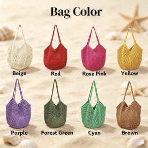 Puede incluir: Una variedad de bolsos tote de tejido abierto en varios colores, incluyendo beige, rojo, rosa, amarillo, morado, verde bosque, cian y marr&oacute;n. Los bolsos se muestran sobre una superficie arenosa, con el texto "Bag Color" en la parte superior.