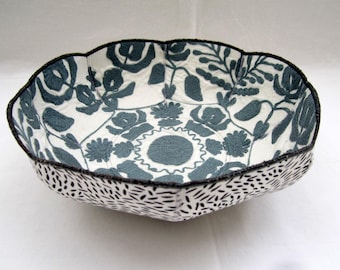 cuenco de tela gris bordada