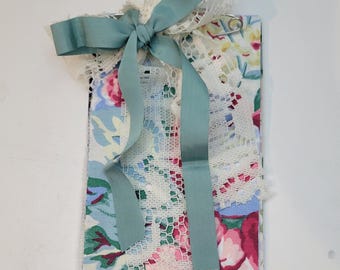 Bundel met stalen bloemenstof – vintage textielkunstbenodigdheden