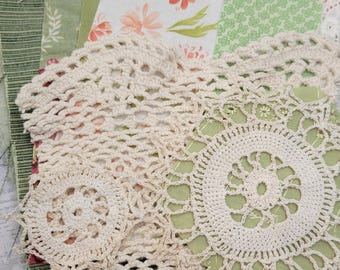 Bundel groene stofresten, kant, kleedjes, benodigdheden voor tijdschriften