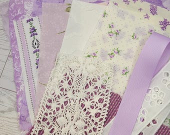 Bundel paarse stofresten, kant, kleedjes, benodigdheden voor tijdschriften