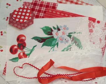 Bundel rode stofresten, kant, kleedjes, benodigdheden voor tijdschriften