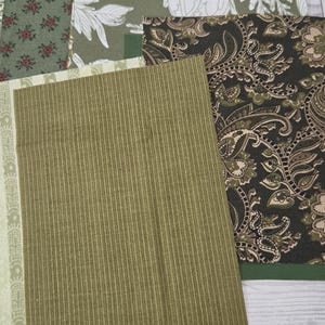 Puede incluir: Una colecci&oacute;n de muestras de tela rectangulares en varios tonos de verde, oliva y marr&oacute;n. Los patrones incluyen estampados florales, dise&ntilde;os de cachemira intrincados y una tela verde oliva s&oacute;lida con un patr&oacute;n de rayas verticales texturizadas.