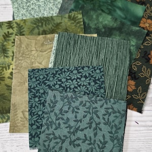 Puede incluir: Una colecci&oacute;n de muestras de tela cuadradas en varios tonos de verde, con diversos patrones que incluyen estampados florales, motivos de hojas bot&aacute;nicas, rayas verticales y texturas s&oacute;lidas, dispuestas en una composici&oacute;n superpuesta.