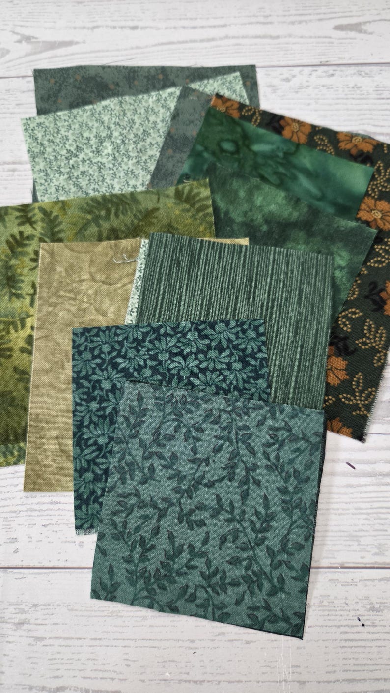 Puede incluir: Una colecci&oacute;n de muestras de tela cuadradas en varios tonos de verde, con diversos patrones que incluyen estampados florales, motivos de hojas bot&aacute;nicas, rayas verticales y texturas s&oacute;lidas, dispuestas en una composici&oacute;n superpuesta.