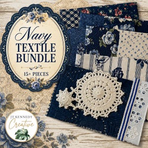 Puede incluir: Un paquete de telas azul marino que incluye más de 15 piezas con varios patrones, como diseños florales, de rayas y de cuadros en tonos azules y crema. Un tapete de ganchillo de color crema se coloca sobre la pila de tela doblada.