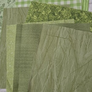 Puede incluir: Una colecci&oacute;n de muestras de tela cuadradas en varios tonos de verde, con diversos patrones que incluyen rayas, cuadros vichy, texturas moteadas, peque&ntilde;os estampados florales, dise&ntilde;os de cuadr&iacute;cula y un sutil motivo de ramas superpuestos.