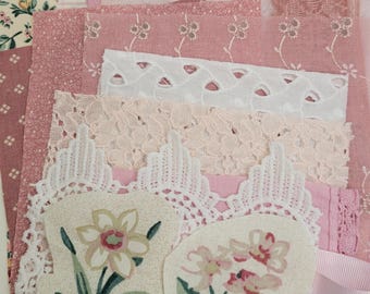 Bundel roze/paarse stofresten, kant, kleedjes, benodigdheden voor tijdschriften