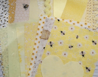 Bundel gele stofresten, kant, kleedjes, rommeljournaalbenodigdheden - bijenstof