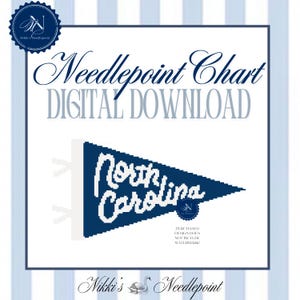 Könnte beinhalten: Ein digitales Nadelkissen-Diagramm mit einem blauen Wimpel mit "North Carolina" in weißer Schrift. Das Design enthält den Text "Needlepoint Chart DIGITAL DOWNLOAD" und das Logo des Verkäufers. Der Hintergrund hat ein blau-weißes Streifenmuster.