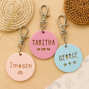 Round Personalised Name Keyring – Custom Name Tag – Gift for Kids, Him, Her – Bag Tag – School Bag Keychain – Party Favour