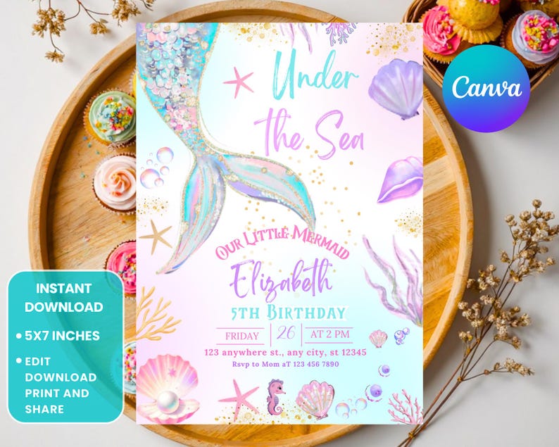 K&ouml;nnte beinhalten: Eine pastellfarbene Geburtstagseinladung zum Thema Meerjungfrau mit dem Text "Under the Sea". Die Einladung enth&auml;lt eine Meerjungfrauenschwanz, Muscheln und Seesterne. Der Text lautet "Our Little Mermaid Elizabeth 5th Birthday". Die Einladung ist 12,7 x 17,8 cm gro&szlig;.