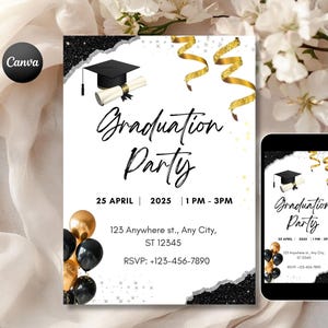 Puede incluir: Una invitación blanca para una fiesta de graduación con detalles en negro y dorado. El diseño incluye un birrete, un pergamino y serpentinas doradas. El texto dice "Graduation Party" con fecha, hora e información de RSVP.