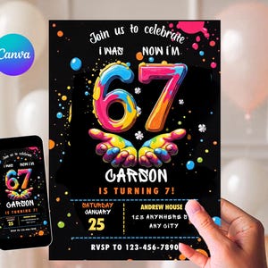 Op de afbeelding: Een zwarte verjaardagsuitnodiging met kleurrijke tekst en afbeeldingen, waaronder het getal 67. De uitnodiging luidt "Join us to celebrate" en "Carson is turning 7!". Een smartphone toont hetzelfde ontwerp. Het Canva-logo is zichtbaar.
