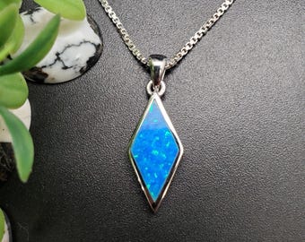Z-169 / Colgante de ópalo azul con forma de diamante / Colgante de ópalo azul de plata esterlina maciza / Collar con incrustaciones de ópalo azul / Delicado colgante azul