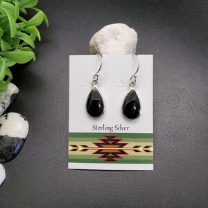 Z-252 / Orecchini pendenti a goccia in onice nero / Orecchini in argento sterling con intarsi in onice nero / Delicati orecchini a goccia neri / Regalo per lei