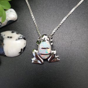 Z-338 / Collar con colgante de rana con incrustaciones de ópalo blanco pequeño / Opción de cadena de plata / Colgante de rana de ópalo blanco en plata de ley / Rana blanca del suroeste