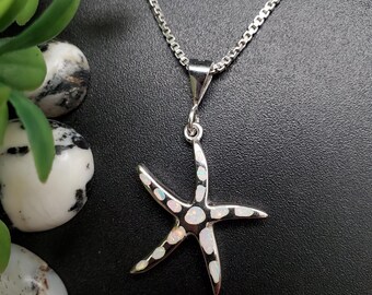 Z-194 | 繊細なホワイトオパールヒトデネックレスペンダント（シルバーチェーンオプション） | スターリングシルバーヒトデペンダント | ホワイトオパールヒトデペンダント