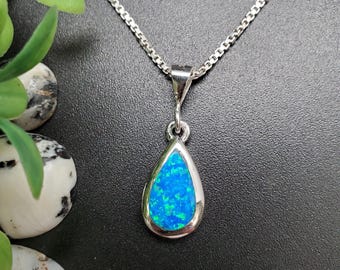 Z-204 / Colgante de lágrima de ópalo azul con opción de cadena de plata / Colgante con incrustaciones de ópalo azul en plata esterlina / Collar con colgante de lágrima de ópalo azul