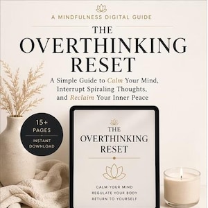 Puede incluir: Una guía digital titulada "The Overthinking Reset" en una tableta, con texto que promueve el bienestar mental. La imagen incluye un jarrón con plantas secas, una vela encendida y texto que dice "A Simple Guide to Calm Your Mind, Interrupt Spiraling Thoughts, and Reclaim Your Inner Peace."