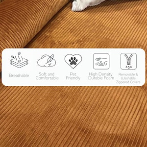 Op de afbeelding: Close-up van een mosterdkleurige corduroy stof, die het gestructureerde oppervlak laat zien. Op de achtergrond is een wit kussen te zien. Tekst op de afbeelding geeft aan dat het product ademend, zacht, huisdiervriendelijk is en afneembare, wasbare ritshoezen heeft.