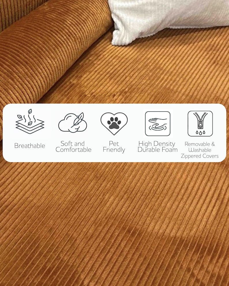 Op de afbeelding: Close-up van een mosterdkleurige corduroy stof, die het gestructureerde oppervlak laat zien. Op de achtergrond is een wit kussen te zien. Tekst op de afbeelding geeft aan dat het product ademend, zacht, huisdiervriendelijk is en afneembare, wasbare ritshoezen heeft.