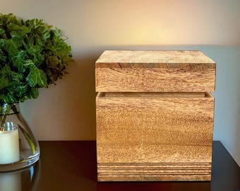Urna de cremación de madera maciza hecha a mano: un elegante recuerdo conmemorativo