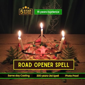 Può includere: Un rituale a lume di candela con tre candele accese, una disposizione centrale di piccoli oggetti e il testo "ROAD OPENER SPELL". L'immagine include testo che indica una valutazione a 5 stelle e 15 anni di esperienza.