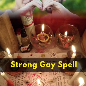 Puede incluir: Imagen de un ritual con velas, cuencos de vidrio y un pergamino. El texto "Strong Gay Spell" se muestra en amarillo. Dos personas borrosas en el fondo forman un corazón con sus manos.