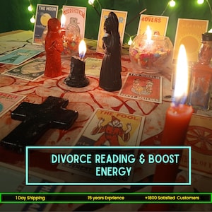Può includere: Una scena mistica con candele accese, carte dei tarocchi e statuette decorative. L'immagine include il testo "DIVORCE READING & BOOST ENERGY". Le carte sono su una superficie a motivi, con una croce e piccoli barattoli di vetro.