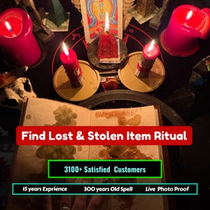 Op de afbeelding: Een open boek met gevlekte pagina's met de tekst 'Find Lost & Stolen Item Ritual', '3100+ Satisfied Customers', '15 years Exprience', '300 years Old Spell' en 'Live Photo Proof'. Omringd door rode kaarsen en een pentagram.