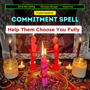 Peut inclure: Un ensemble rituel avec deux bougies rouges en forme humaine, deux bougies roses et des bougies chauffe-plat sur un tapis circulaire. Le texte indique : Same day Casting, 300 years Old Spell, Photo Proof, 15 years Experience, COMMITMENT SPELL, Help Them Choose You Fully.